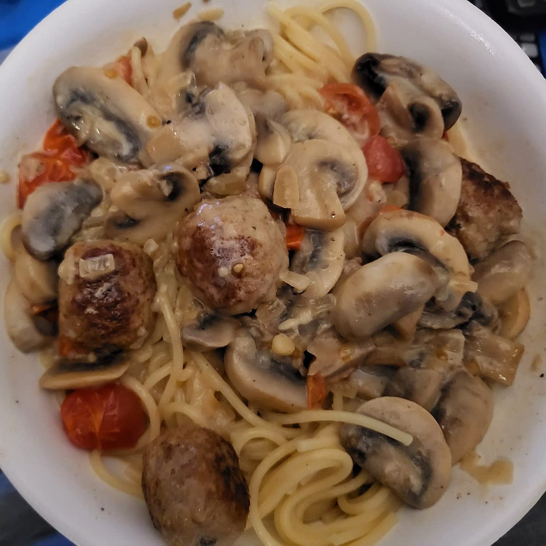 Linguine mit Hackbällchen und Pilzrahmsauce