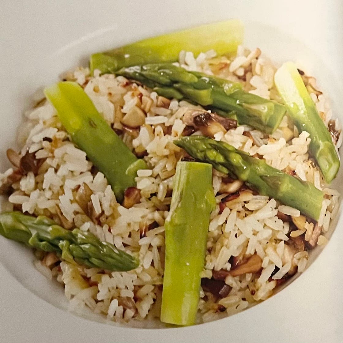 Rice with mushrooms and steamed asparagus