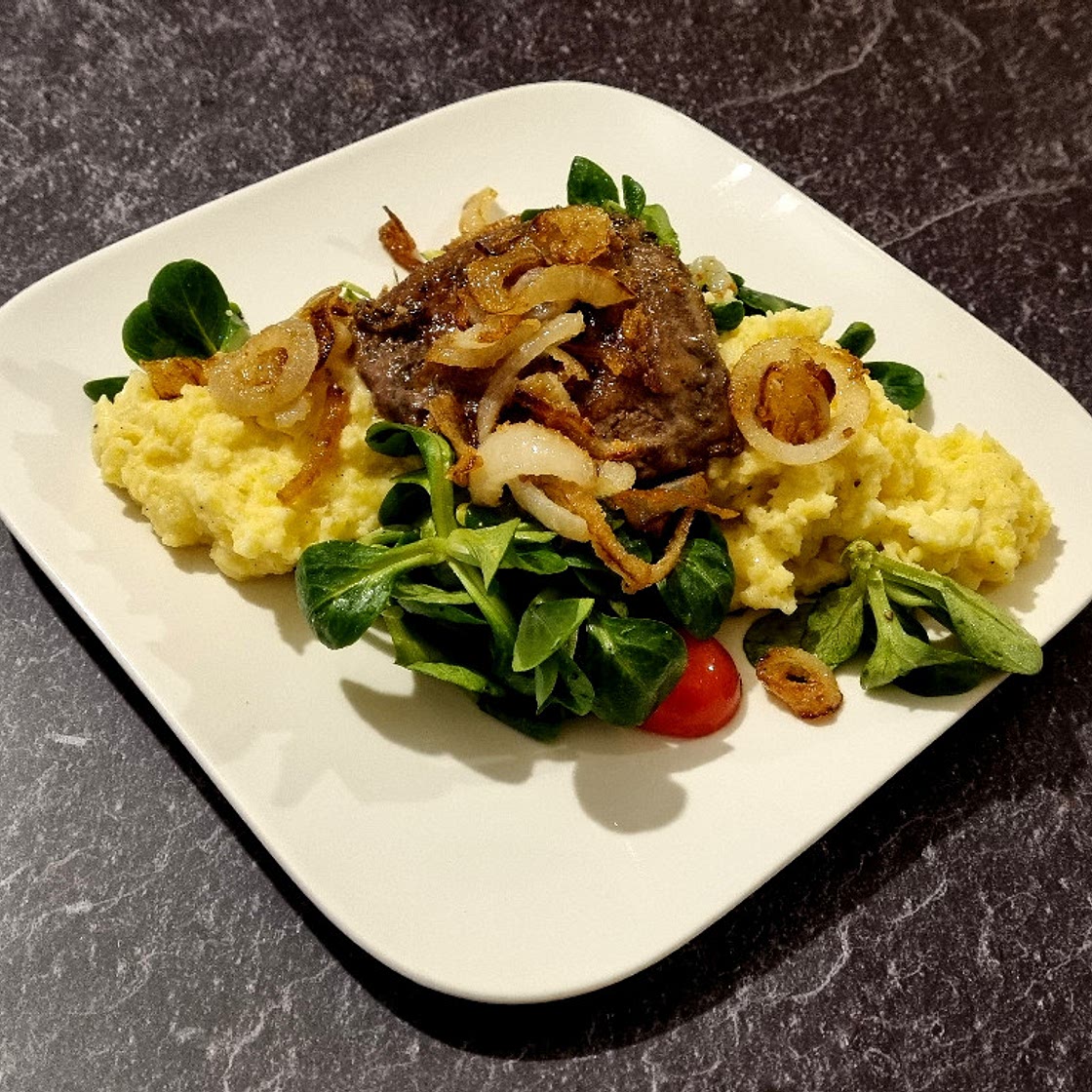 Schweineleber mit geschmorten Zwiebeln, Kartoffelpüree und Feldsalat