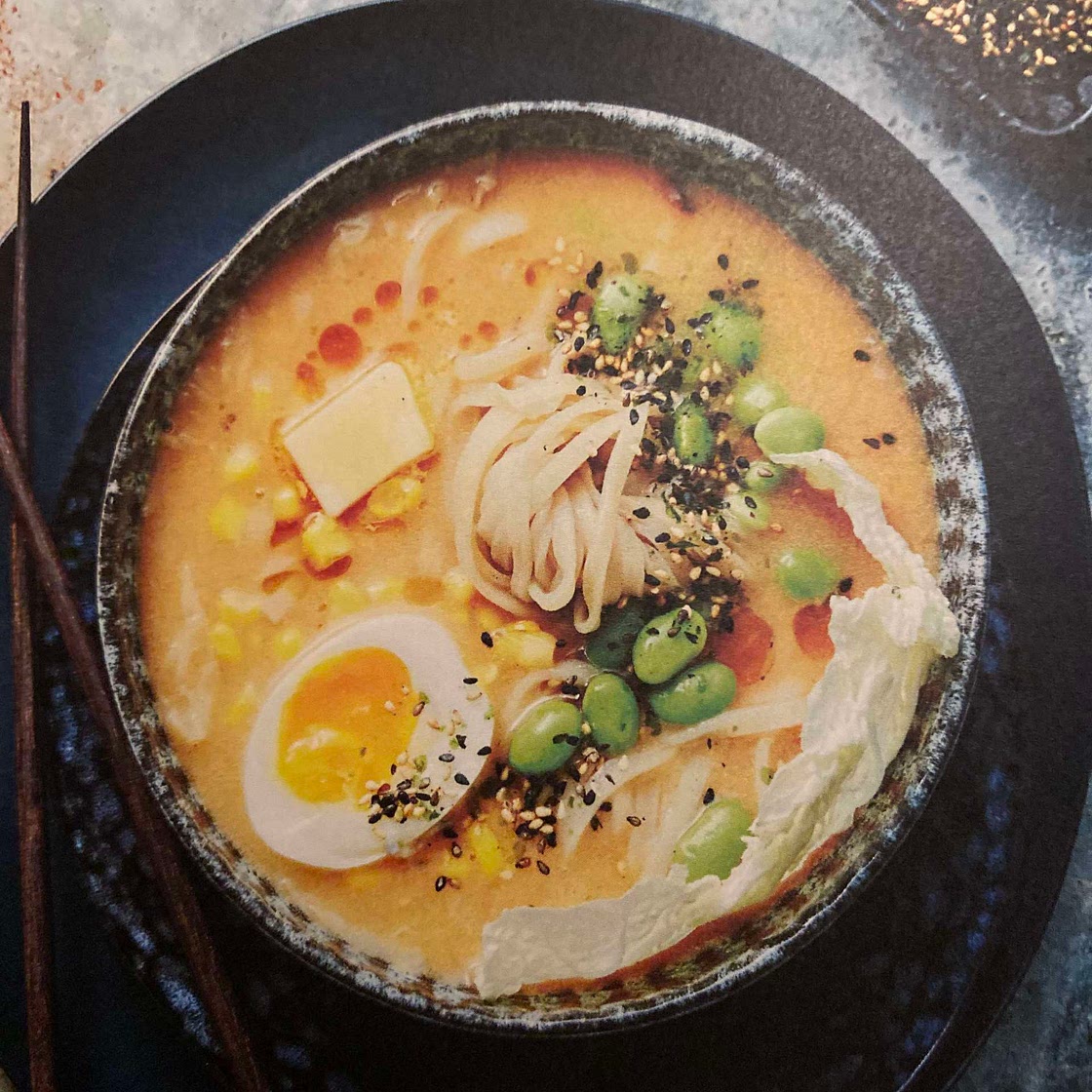 Spicy misoramen med ägg och sojabönor 