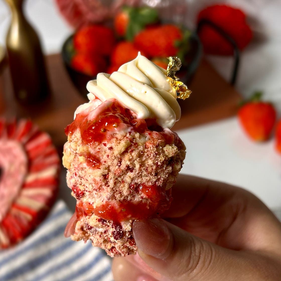 Cheesecake Stuffed Strawberry (Strawberry Crunch✨)