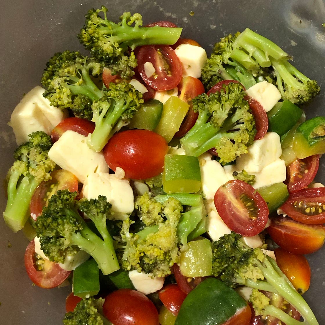 ensalada de brócoli, tomate cherry, zapallito y queso🥗