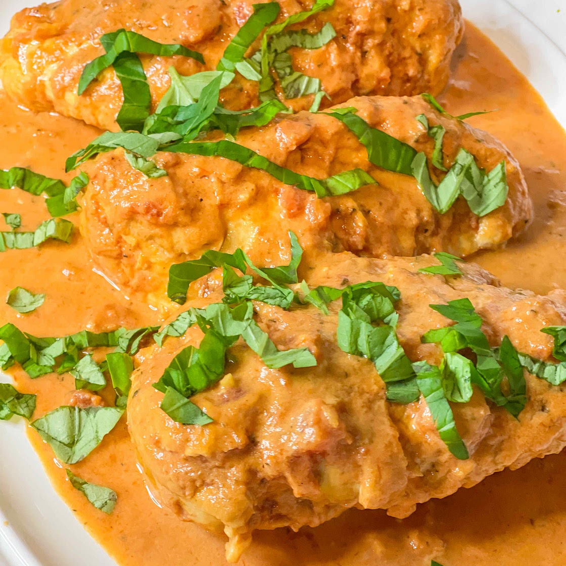 Creamy crockpot tomato Basil chicken 
