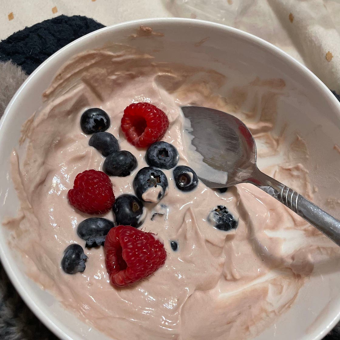 Protein yogurt & berries