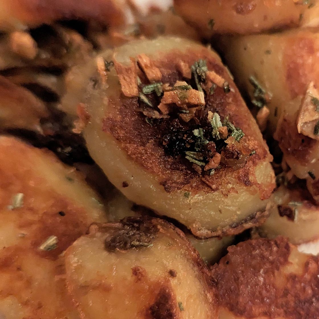 Rosemary garlic oven roasted potatoes