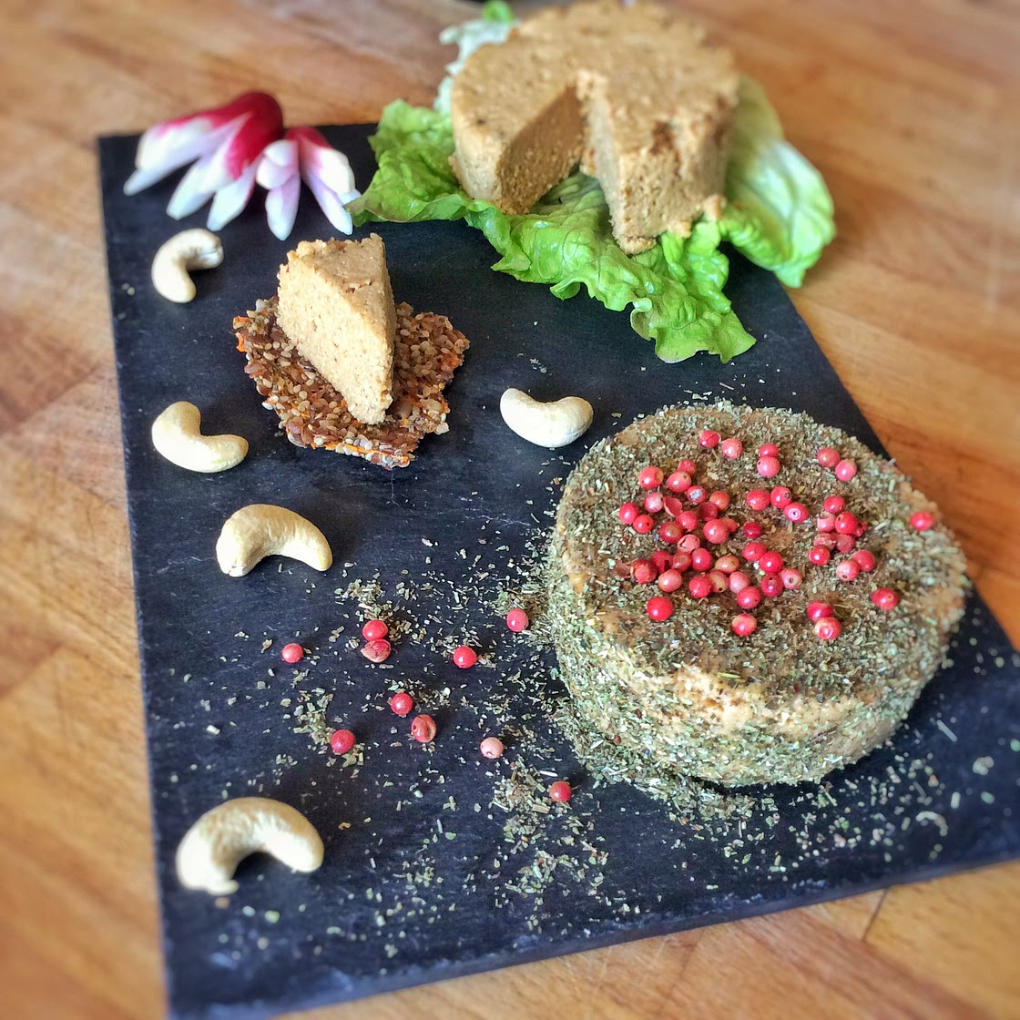 Fromage VEGAN végétal frais aux baies roses et à l’aneth