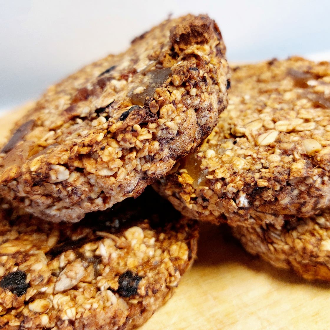 Energy bar - Banana, oatmeal, muesli, date paste, dried mango and pineapple
