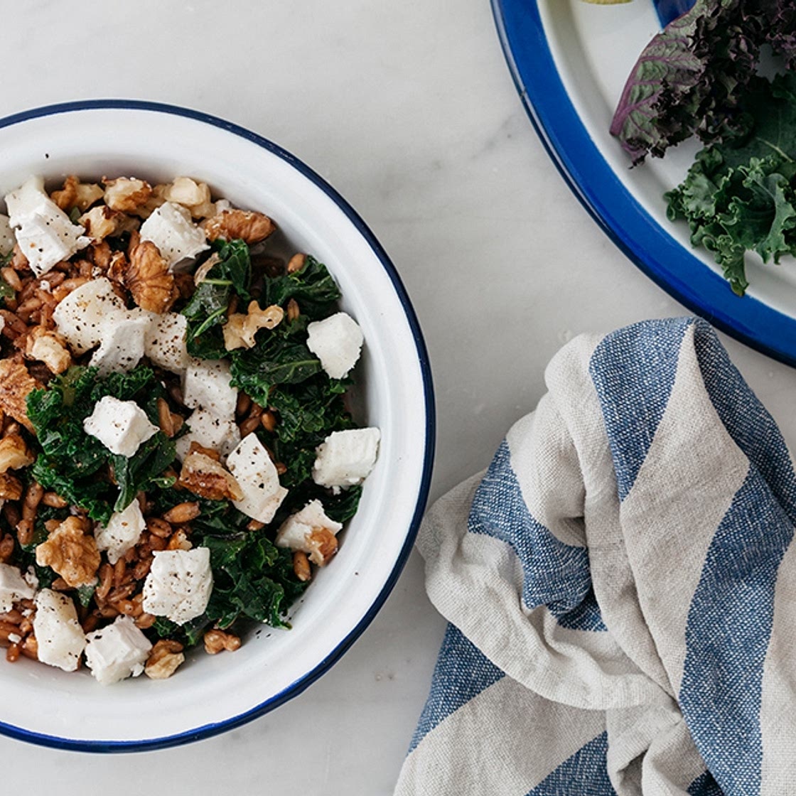 Insalata di farro con cavolo nero, formaggio di capra e noci