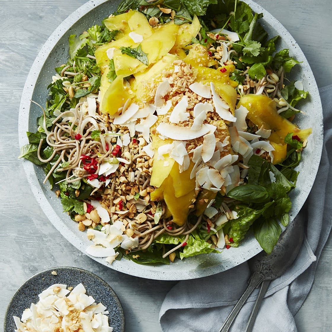 Nudelsallad med mango och cashewnötter