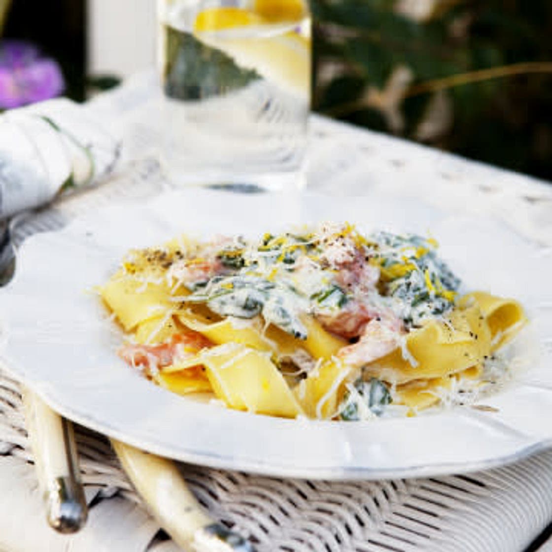 Pasta med kallrökt lax, färskost och spenat
