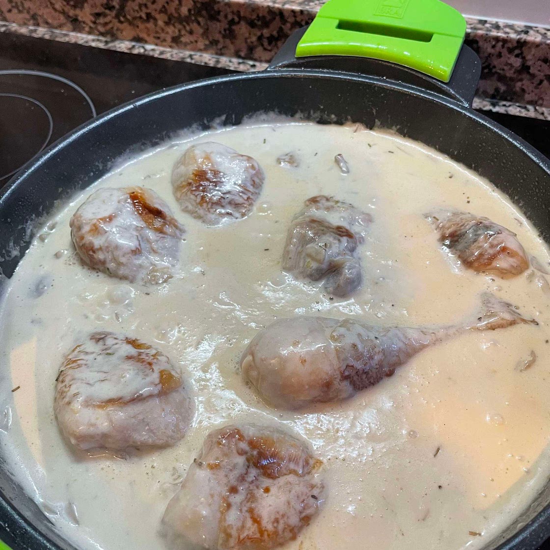 Muslos de pollo con champiñones y queso