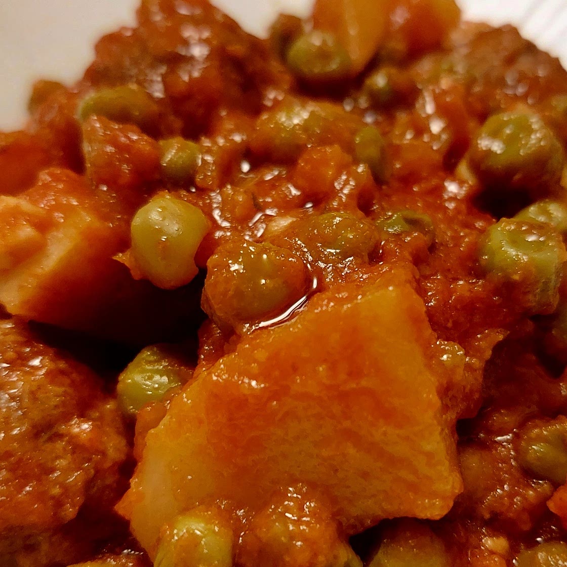 Meatballs with peas and potatoes