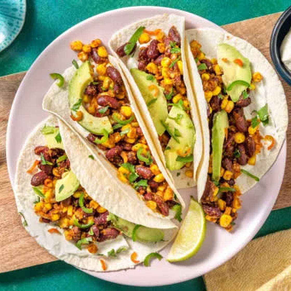 Tortillas mit Bohnen-Mais-Füllung aus dem Ofen