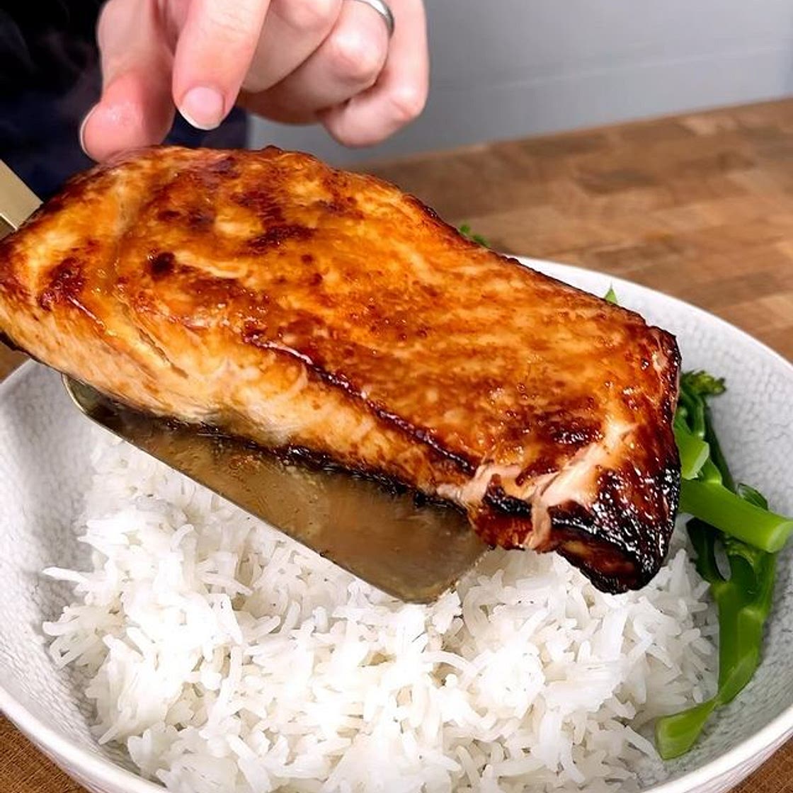 Miso Glazed Salmon 👌 5 ingredients, super easy to make and one y