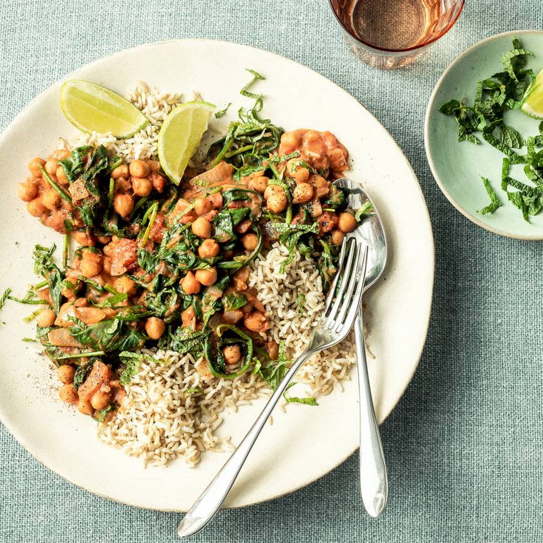Kikkererwtencurry met pindakaas, spinazie en rijst