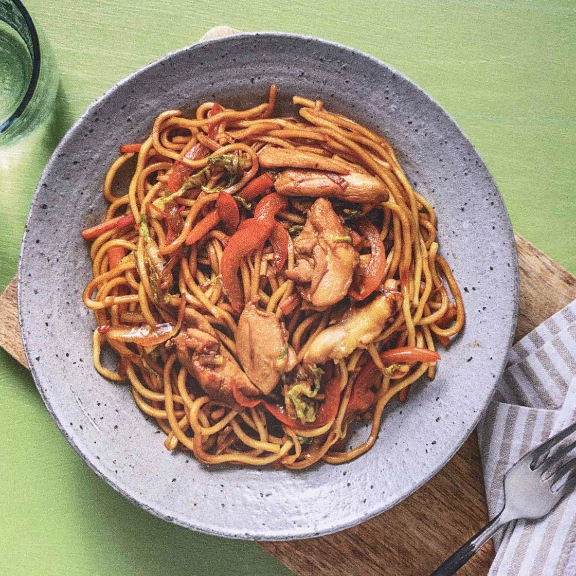 Nouilles au poulet assaisonné au légumes sautés 