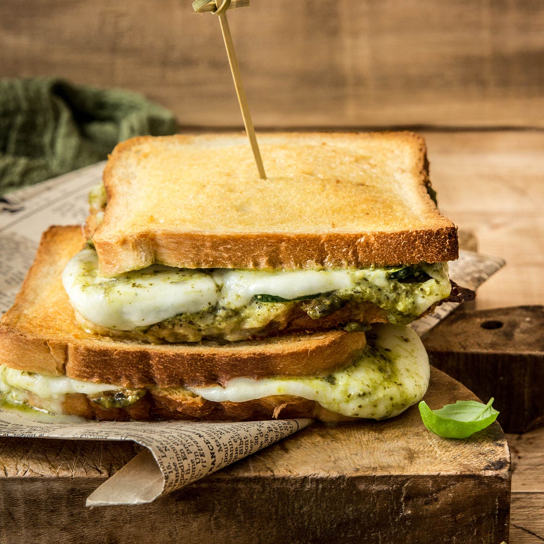 Croque-monsieur italien au pesto de basilic et mozzarella