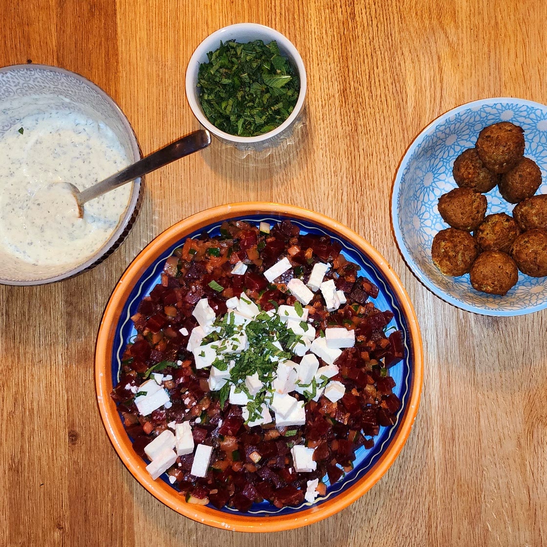 Falafel met mediterraanse bietjes, gepofte knoflook yoghurt en bulgur