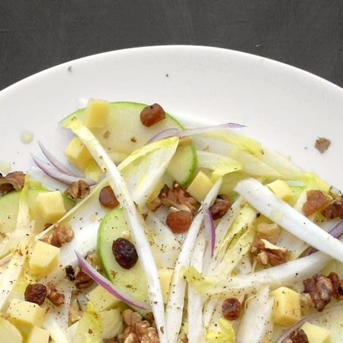 Salade d'endives, Granny, raisins secs, noix et Comté