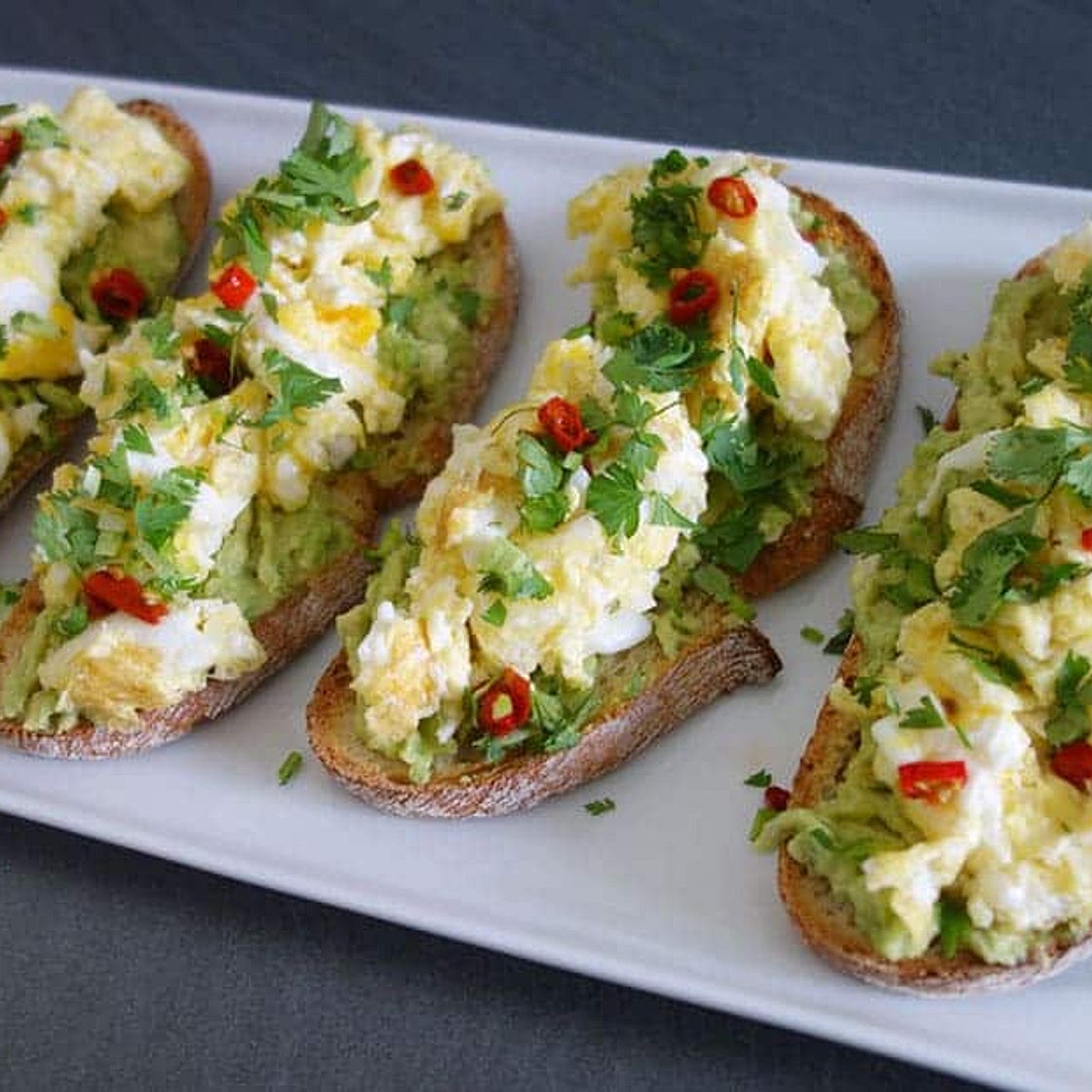 Tartine oeuf brouillé avocat tomate cerise