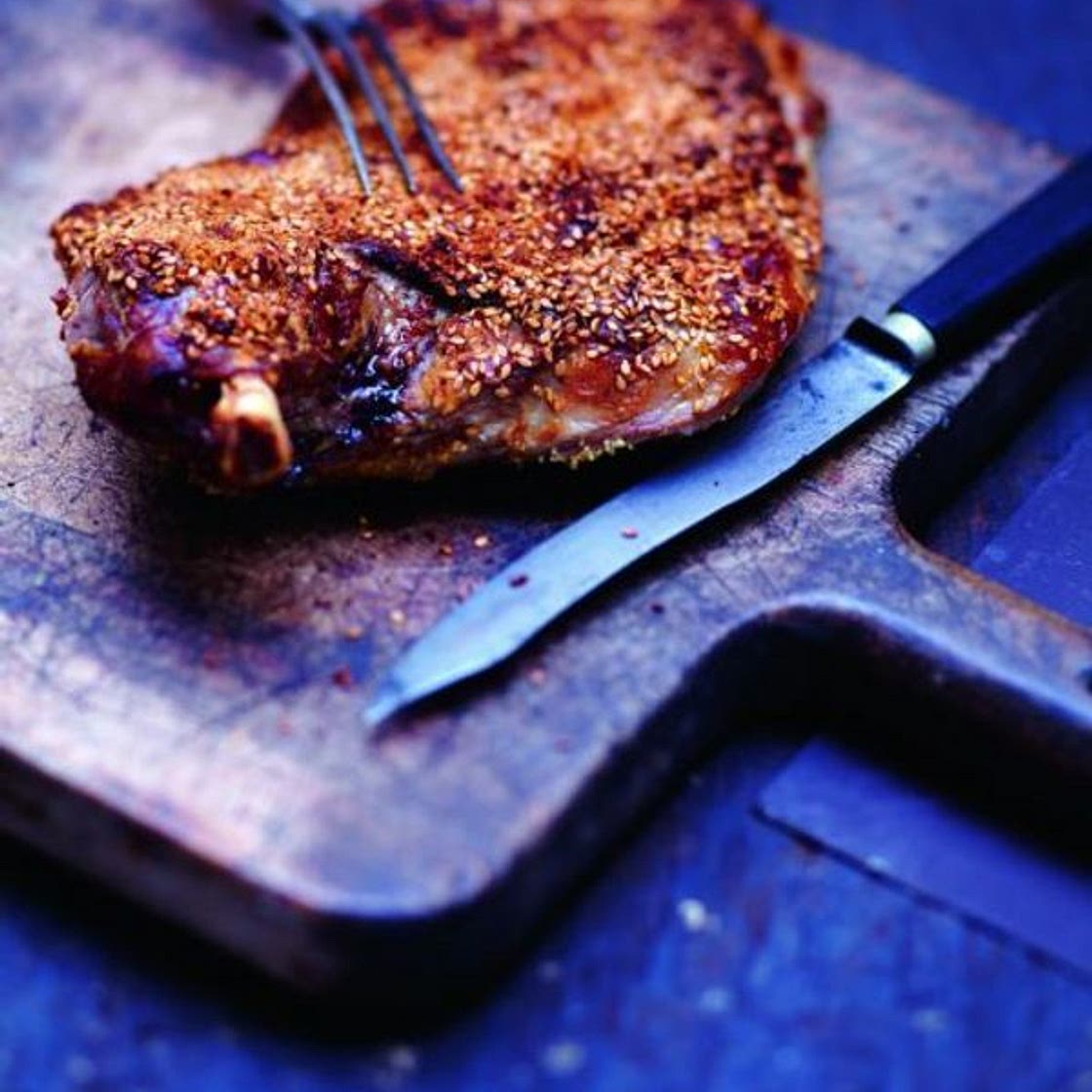 Épaule d’agneau en croûte de sésame