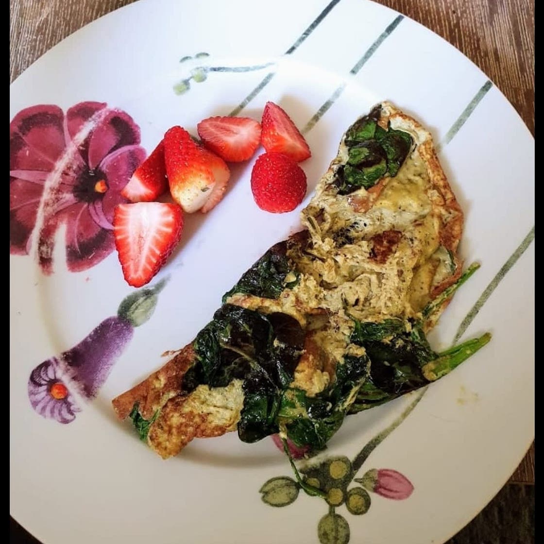 Egg white, spinach and pesto omlete with fruit