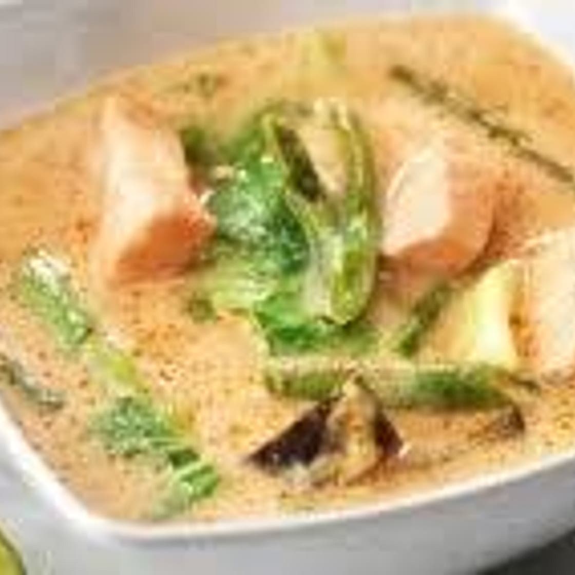 Fisk med röd curry, lime, kokosmjölk och cashewnötter