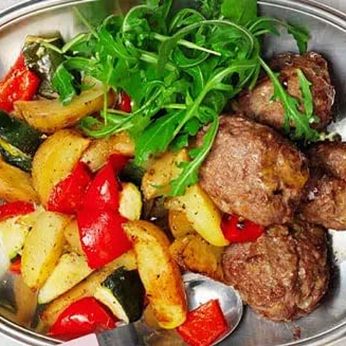 Cevapcici med rostad potatis och zucchini