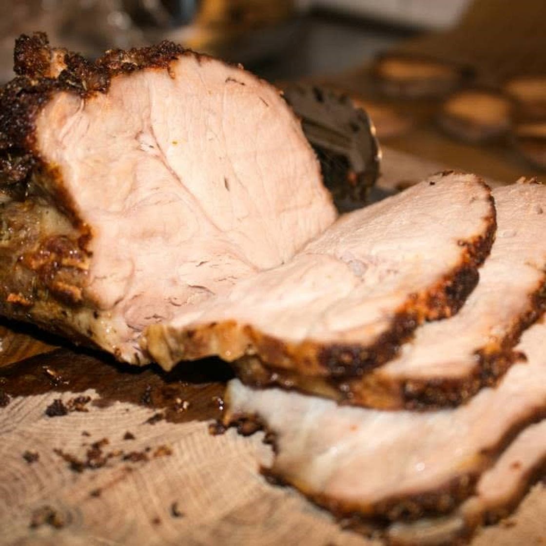 Tunn fläskkarré med brunsås, äppelmos och potatis