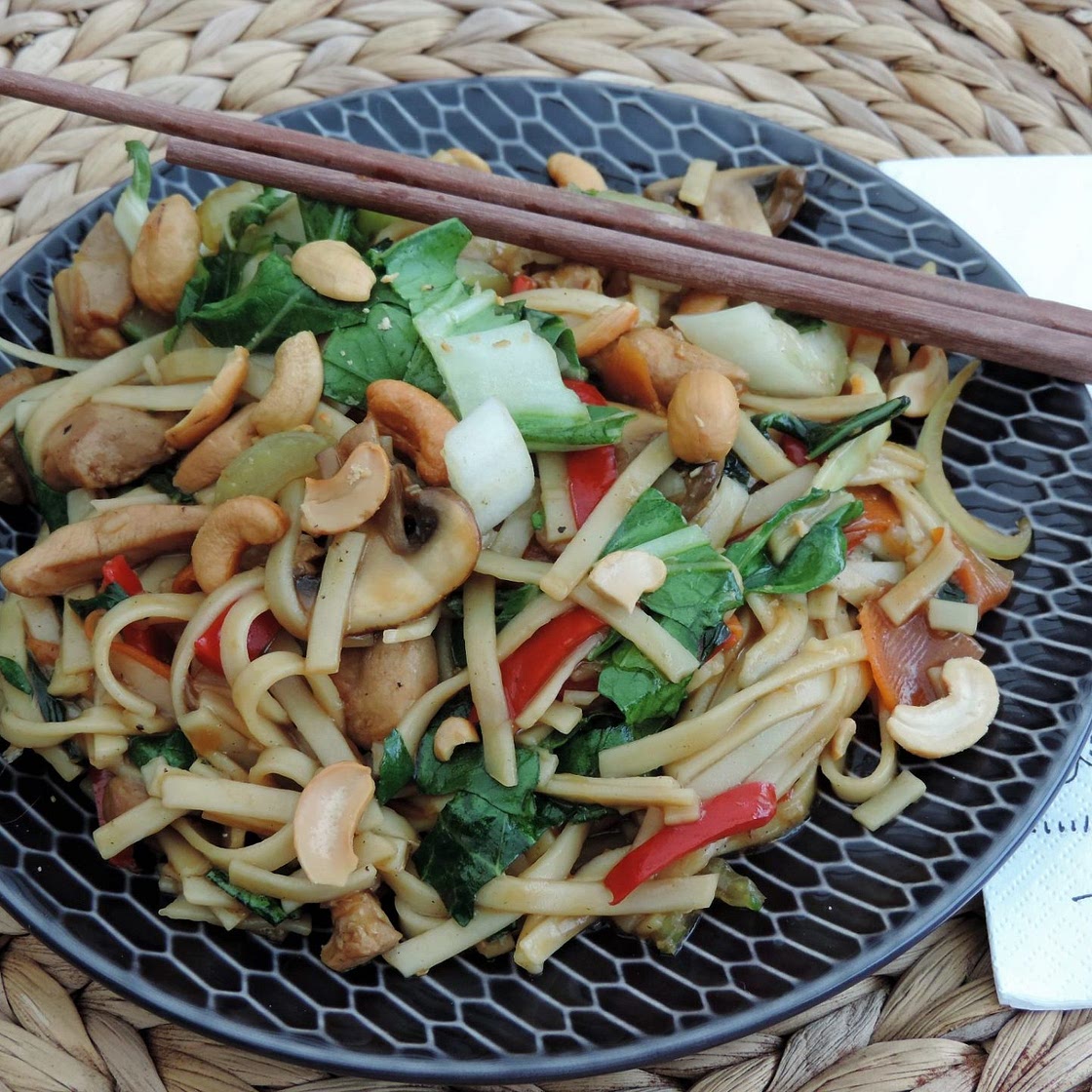 Ramen noodles with chicken, curry and cashews