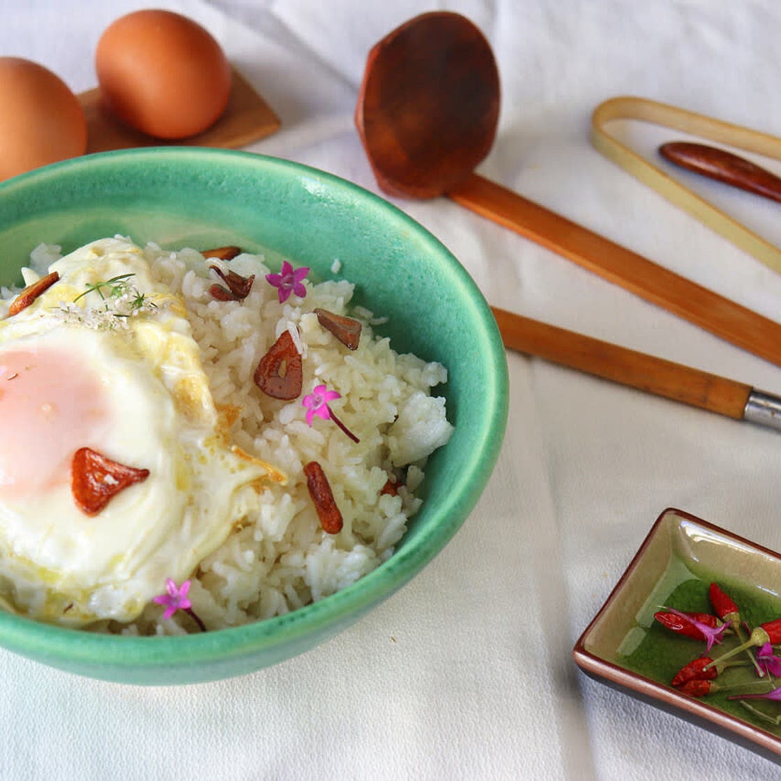 Sinangag, la popular receta de arroz frito filipino con ajo y huevo