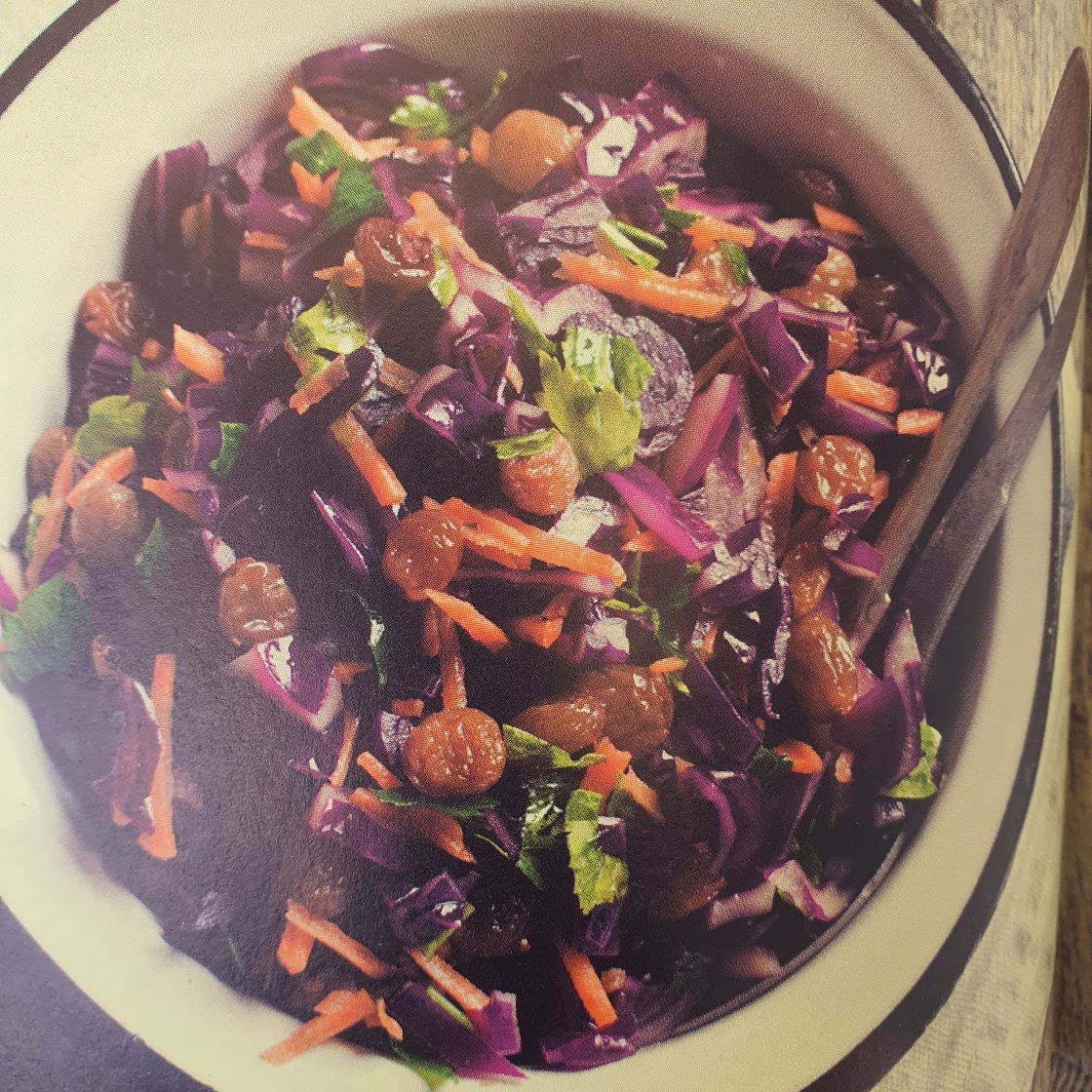 Rotkohlsalat mit Möhren und Rosinen