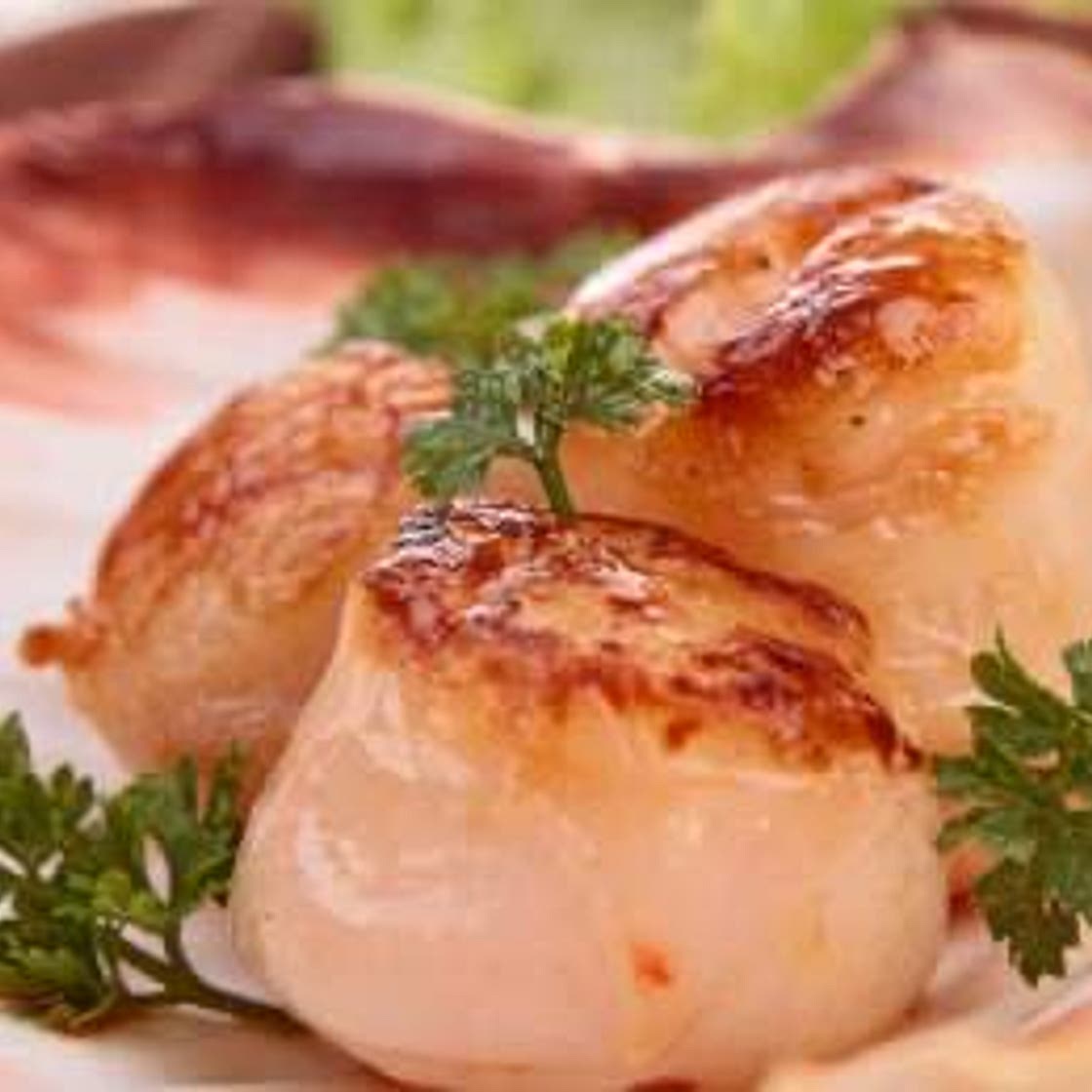 Seared Scallops & Zucchini Noodles w/Roasted Red Pepper Sauce