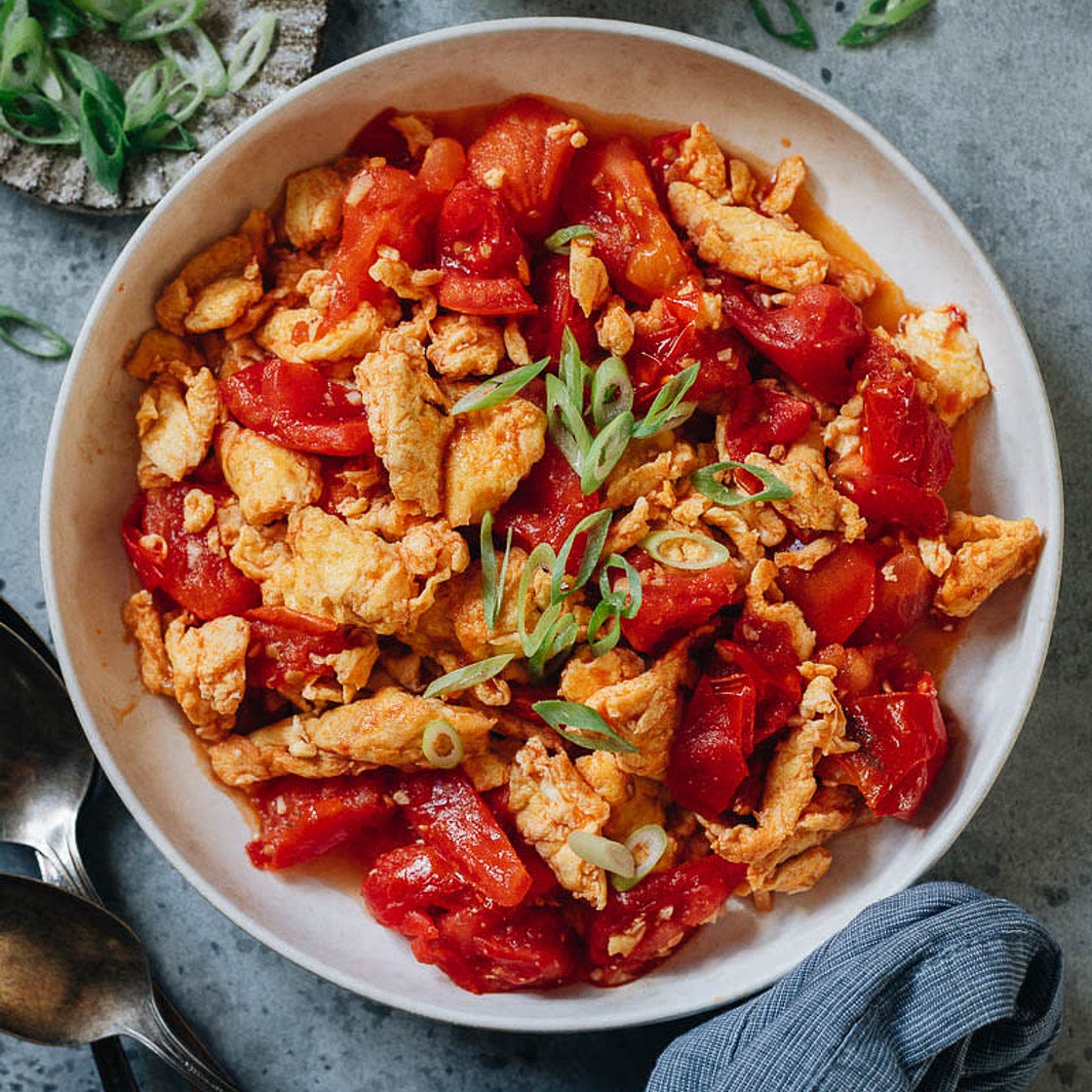 Classic stir-fried tomatoes and eggs (西红柿炒鸡蛋)