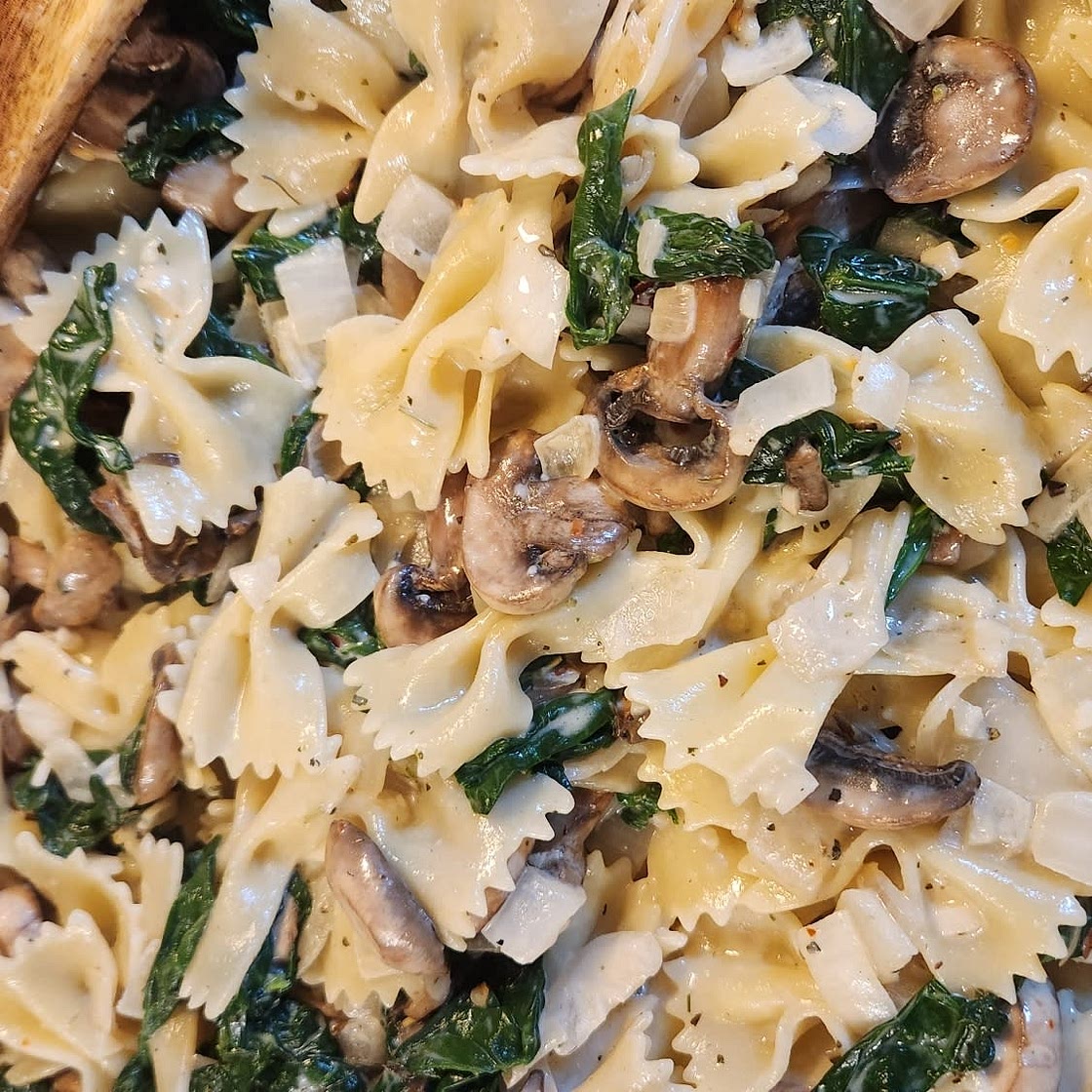 One-Pot Garlic Parmesan Pasta with Spinach and Mushrooms