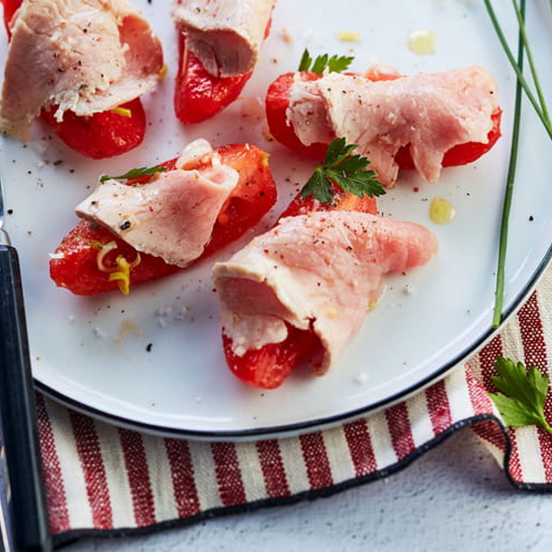 Veau en fines tranches façon vitello tonnato et sa salade de tomates cornues des Andes, cébette, huile d’olive et jus de yuzu