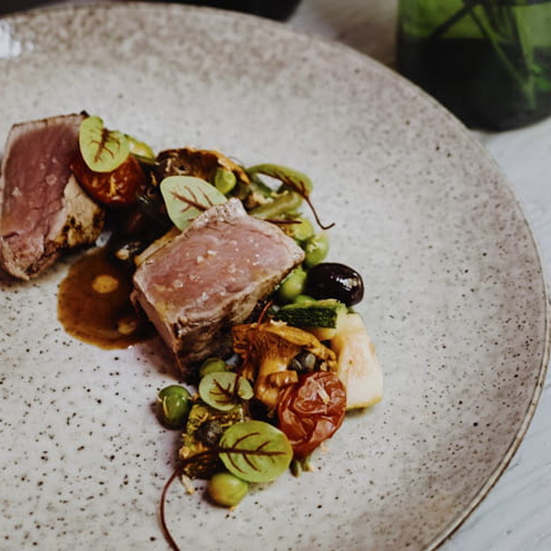 Filet de veau des Pyrénées et légumes à l’écorce de citron et tapenade