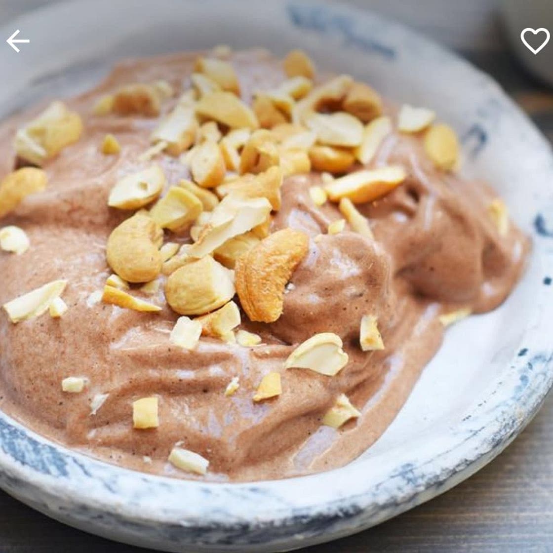 Bananglass med choklad och rostade cashewnötter