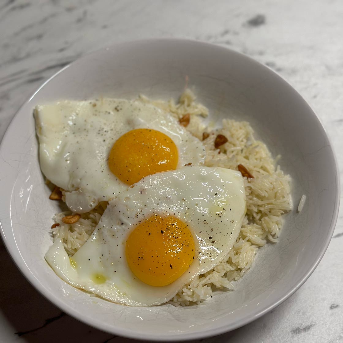 Sinangag, la popular receta de arroz frito filipino con ajo y huevo