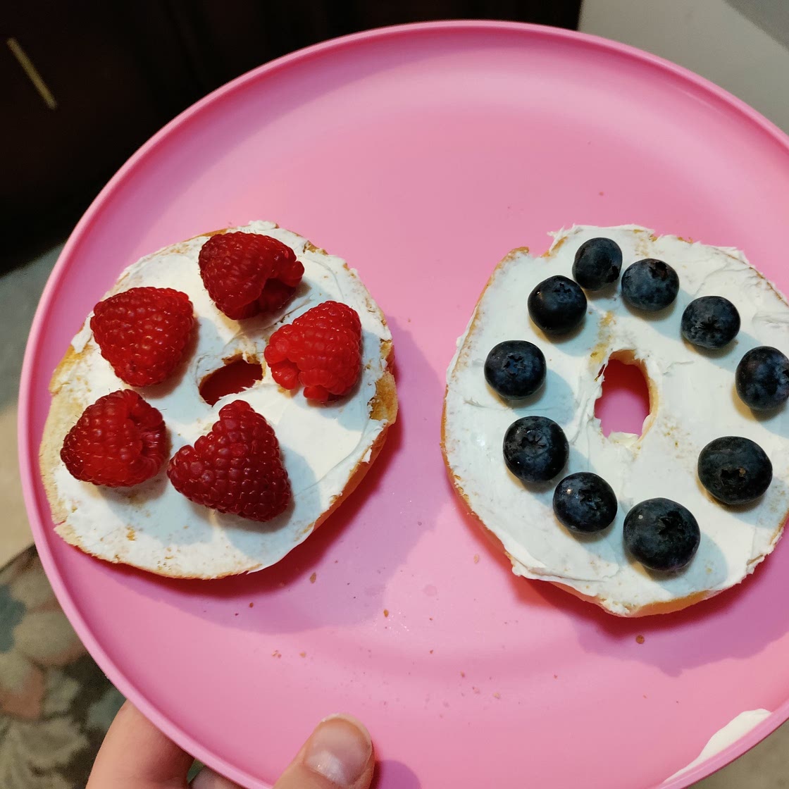 Berrie with cream cheese and bagel
