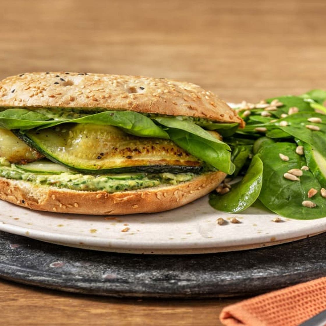 Green Goddess Sandwich mit Avocado und gerösteter Zucchini, dazu grüner Pestodip