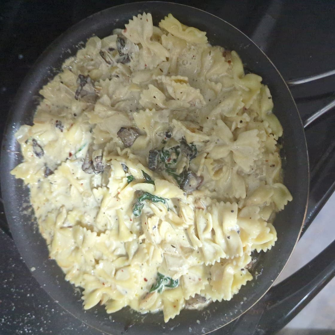 One-Pot Garlic Parmesan Pasta with Spinach and Mushrooms