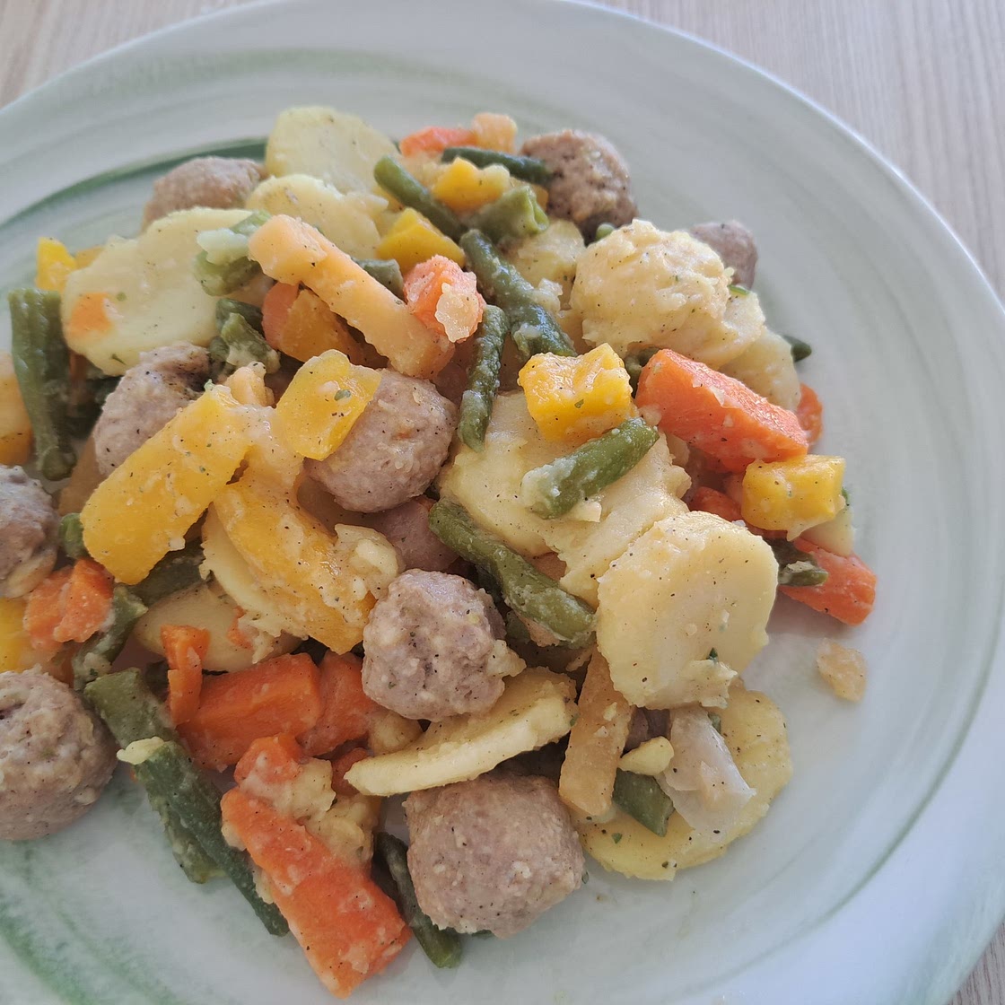 Gemüseauflauf mit Mettbällchen