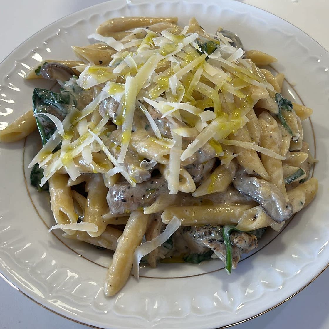 Macarrones con pollo, setas y espinacas