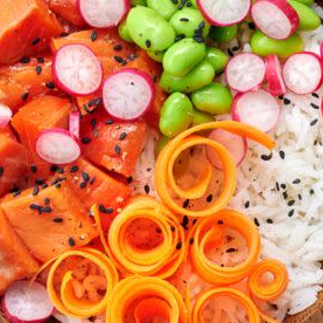 Poke bowl saumon carotte edamane