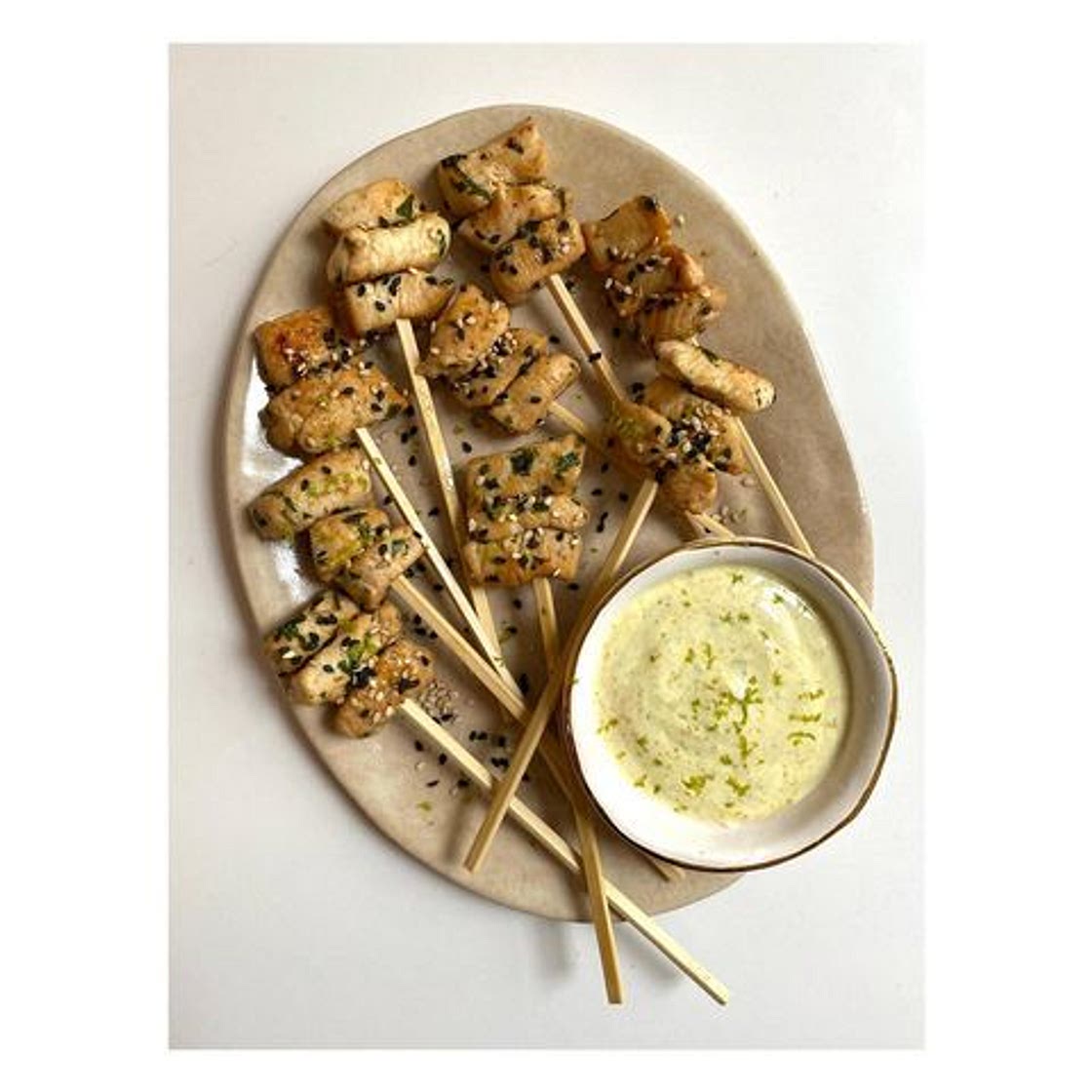 ✨Brochetas de pollo con especias y salsa de yogur, curry y lima✨