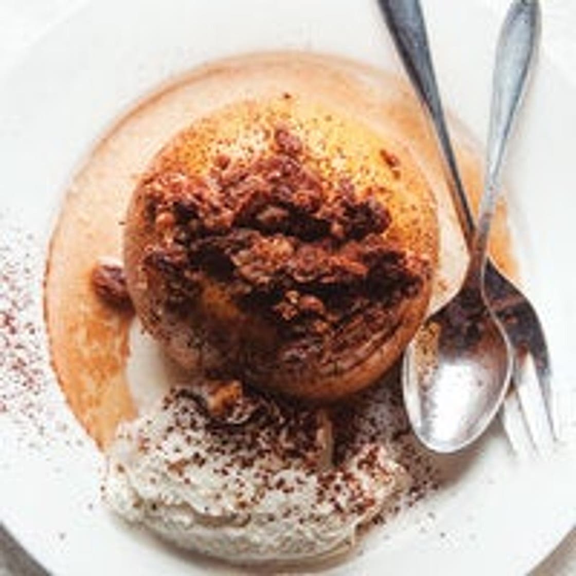 Bratäpfel mit Walnusseis (Baked Walnut-Stuffed Apples with White Wine)