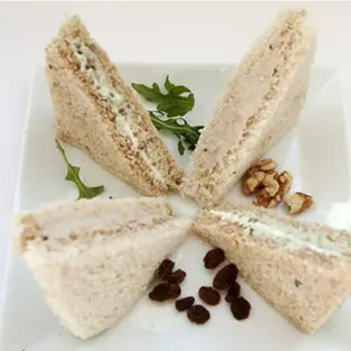 Pasta para sándwiches de rúcula, roquefort y nuez
