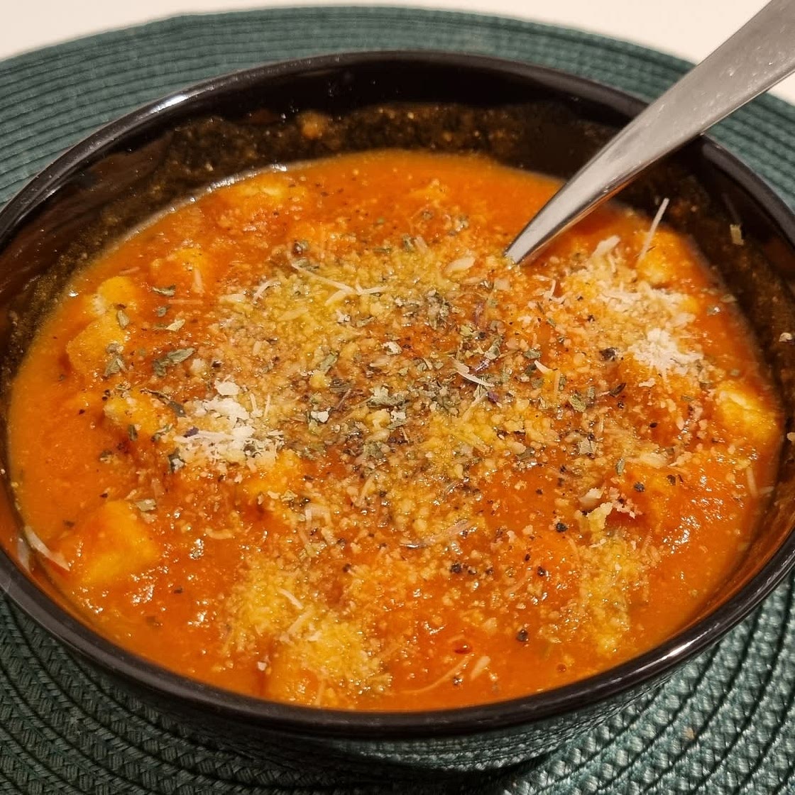 Easy 1-Pot Tomato Soup (Vegan)