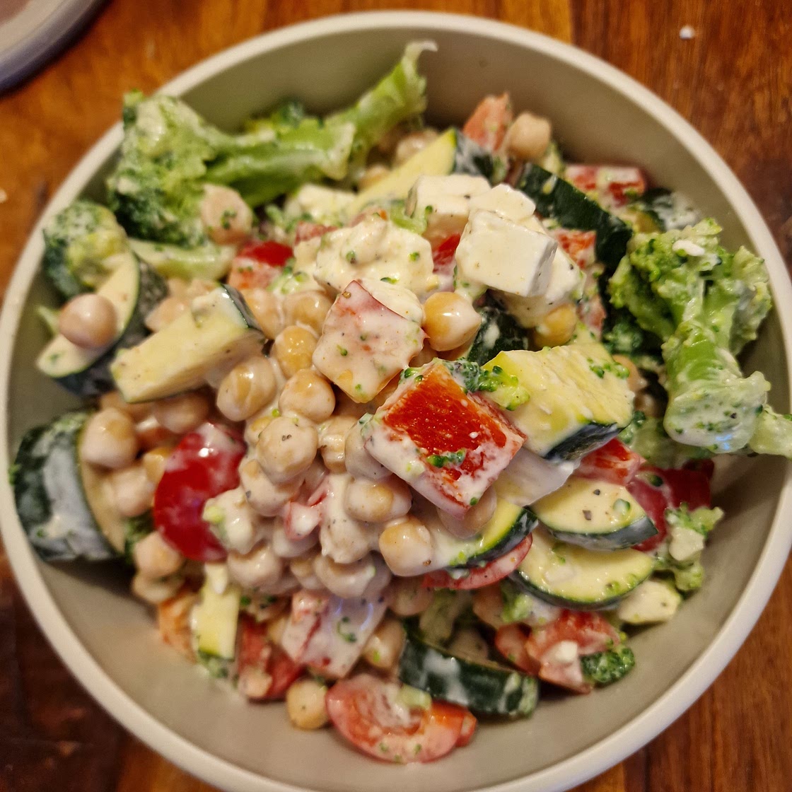 Brokkoli-Kichererbsen Salat mit Hänchenbrust